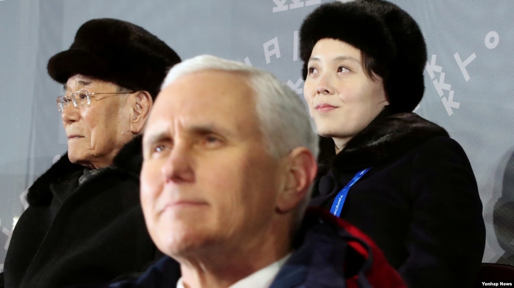 Phó Tổng thống Mỹ Mike Pence, nguyên thủ trên danh nghĩa của Triều Tiên Kim Yong Nam (trái), và bà Kim Yo Jong, em gái của lãnh tụ Kim Jong Un, tại lễ khai mạc Olympic Pyeongchang ở Hàn Quốc, ngày 9/2/2018.