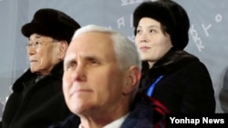 Phó Tổng thống Mỹ Mike Pence, nguyên thủ trên danh nghĩa của Triều Tiên Kim Yong Nam (trái), và bà Kim Yo Jong, em gái của lãnh tụ Kim Jong Un, tại lễ khai mạc Olympic Pyeongchang ở Hàn Quốc, ngày 9/2/2018.