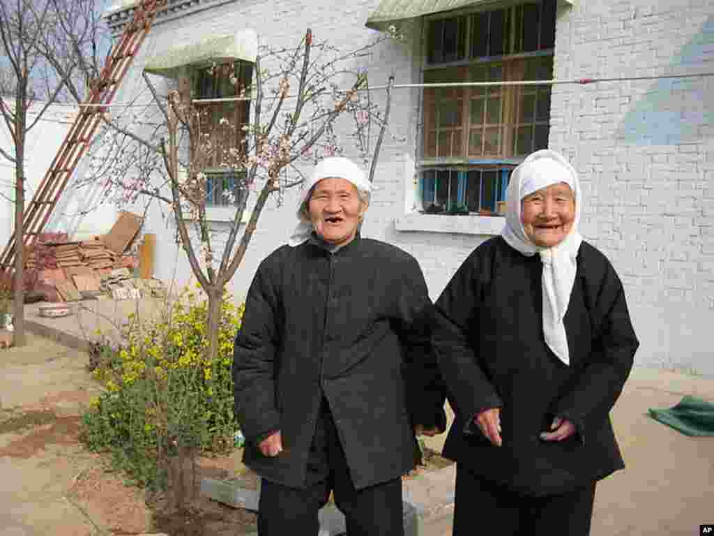 Bằng Danh Dự dành cho bức ảnh 'Các cụ bà ở Hàm Đan, Trung quốc' (Ảnh: Cheng Zhenhua) 