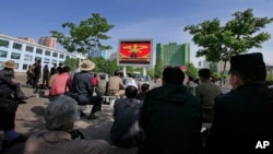 지난 8일 북한 주민들이 평양 기차역에 설치된 대형 TV화면을 통해 7차 노동당 대회에 참석한 김정은 국방위원회 제1위원장의 연설을 듣고 있다. (자료사진)