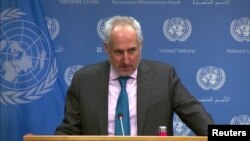 스테판 두자릭 유엔 대변인이 26일 기자회견을 하고 있다.
