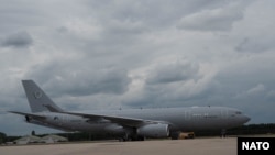 Prvi od šest džinovskih, višenamenskih Airbus-300 aviona za NATO sleteo je u Ajndhovenu u Holandiji, 1. juna 2020. (Foto: NATO)