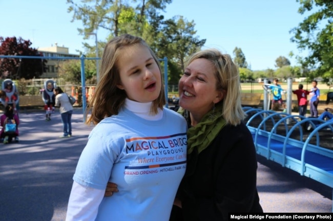 Оленка Стеців Віллареаль разом із донькою Евою, яка надихнула її до створення майданчика і назвала його "Чарівний міст" (Пало-Альто, Каліфорнія)