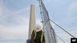 Nhân viên dỡ bỏ hàng rào trước Đài tưởng niệm Washington tại thủ đô Washington.