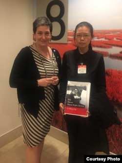 Virginia Bennett, the U.S. State Department’s acting assistant secretary for democracy, human rights and labor affairs, greeted Ching-yu Lee at the department, May 17, 2017. (whereislee.org)
