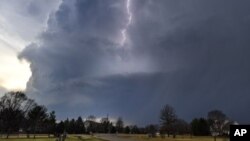 Fuertes tormentas azotaron el Medio Oeste de EE.UU., incluyendo Dunlap, Illinois, el martes, 28 de febrero, de 2017.