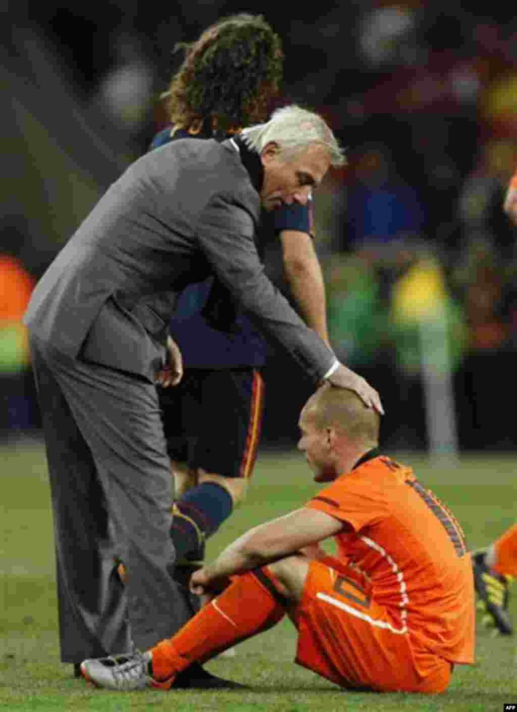 Netherlands head coach Bert van Marwijk, left, comforts Netherlands' Wesley Sneijder, right, following the World Cup final soccer match between the Netherlands and Spain at Soccer City in Johannesburg, South Africa, Sunday, July 11, 2010. (AP Photo/Berna