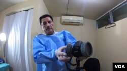 El médico nicaragüense Alejandro Lagos compró equipos de protección antes que comenzaran a escasear.