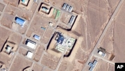 Esta imagen satelital de Planet Labs PBC muestra daños en un edificio del Centro Espacial Shahroud, de la Guardia Revolucionaria de Irán, en la provincia de Semnan, en Irán, el 29 de octubre de 2024. (Planet Labs PBC vía AP).