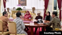 Presiden Jokowi didampingi Menlu Retno Marsudi menerima Siti Aisyah, beserta orang tua dan kakaknya di Istana Merdeka, Jakarta, Selasa (12/3). (Foto: Biro Pers Setpres RI).