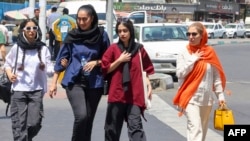 Banorë të Teheranit ecin në rrugët e kryeqytetit në 29 qershor, një ditë pasi Republika Islamike zhvilloi zgjedhjet presidenciale pas vdekjes së Ebrahim Raisit.
