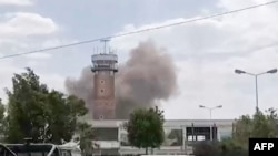 تصویری از انفجار در داخل فرودگاه صنعا که از تلویزیون المسیره متعلق به حوثی‌ها در ۲۲ تیر گرفته شده است.