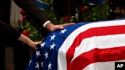 La familia Carter presenta sus respetos durante una ceremonia mientras el ataúd envuelto en la bandera del expresidente Jimmy Carter yace en el Capitolio, el 7 de enero de 2025, en Washington.