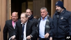 L'ancien producteur de films américain Harvey Weinstein quitte le tribunal après une audience à New York.