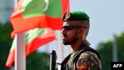 2023年11月17日，馬累一名馬爾代夫士兵在馬爾地夫當選總統穆罕默德·的就職典禮前站崗。(法新社）