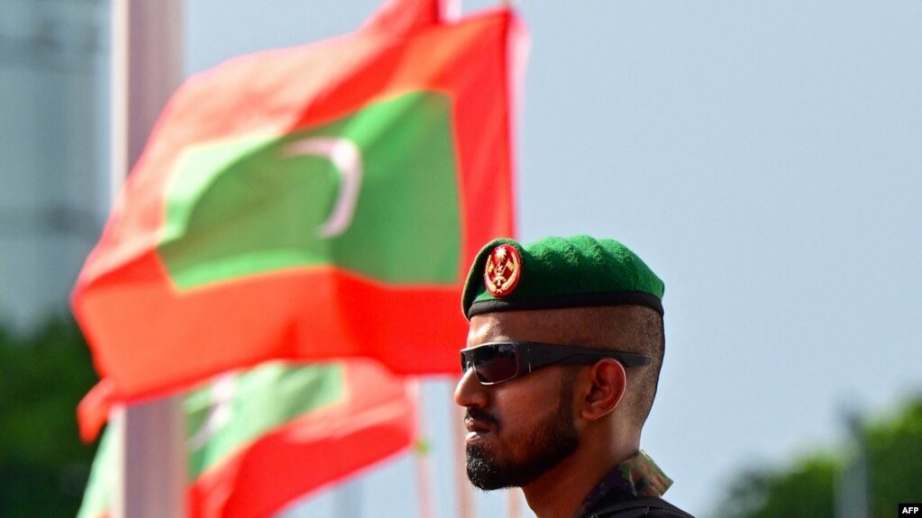 2023年11月17日，马累，一名马尔代夫士兵在马尔代夫当选总统穆罕默德·的就职典礼前站岗。(法新社）(photo:VOA)