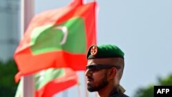 2023年11月17日，马累，一名马尔代夫士兵在马尔代夫当选总统穆罕默德·的就职典礼前站岗。(法新社）