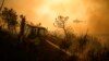 ARCHIVO - Esta imagen muestra a bomberos turcos que trataban de extinguir un incendio forestal en Beykoz, en las afueras de Estambul, Turquía, el 26 de julio de 2023. Las olas de calor de los últimos años han agudizado los incendios en países de la UE. 