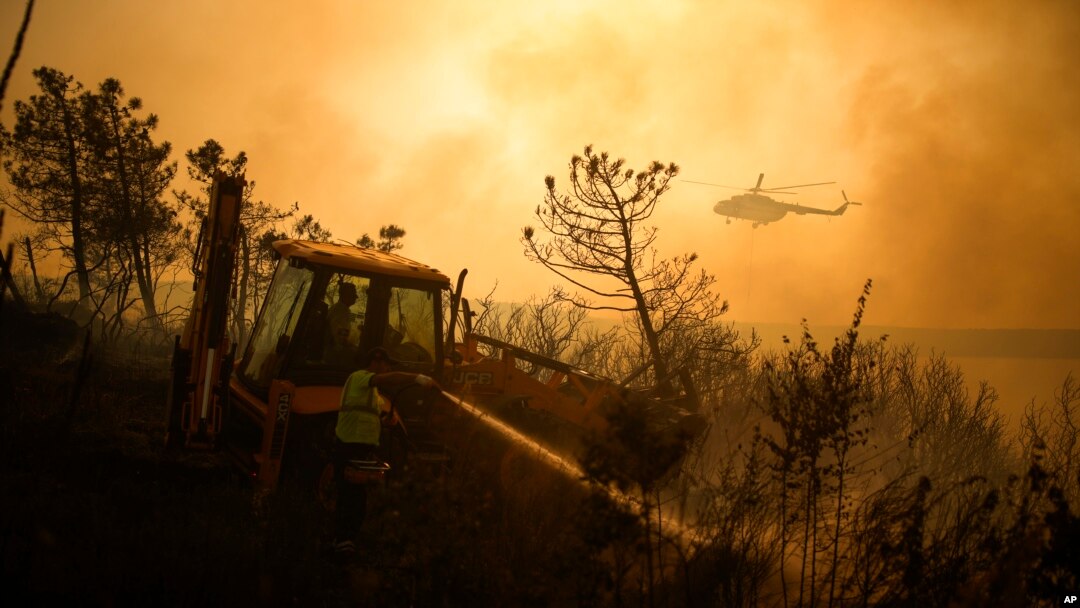 ARCHIVO - Esta imagen muestra a bomberos turcos que trataban de extinguir un incendio forestal en Beykoz, en las afueras de Estambul, Turquía, el 26 de julio de 2023. Las olas de calor de los últimos años han agudizado los incendios en países de la UE. 