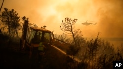 ARCHIVO - Esta imagen muestra a bomberos turcos que trataban de extinguir un incendio forestal en Beykoz, en las afueras de Estambul, Turquía, el 26 de julio de 2023. Las olas de calor de los últimos años han agudizado los incendios en países de la UE. 