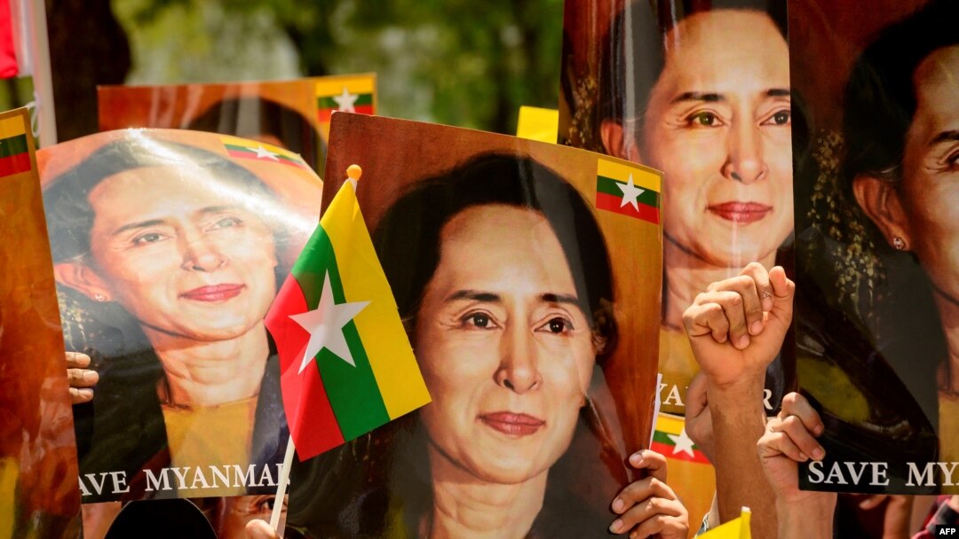 Seorang pengusaha konstruksi Myanmar yang memiliki hubungan dekat dengan penguasa militer mengklaim ia secara pribadi pernah memberi Aung San Suu Kyi lebih dari setengah juta dolar uang tunai. (Foto: AFP)