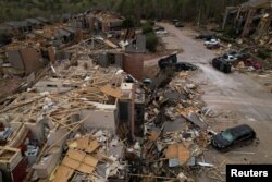 Vista aérea de un complejo de apartamentos destruido por un tornado en Little Rock, Arkansas, el 2 de abril de 2023.