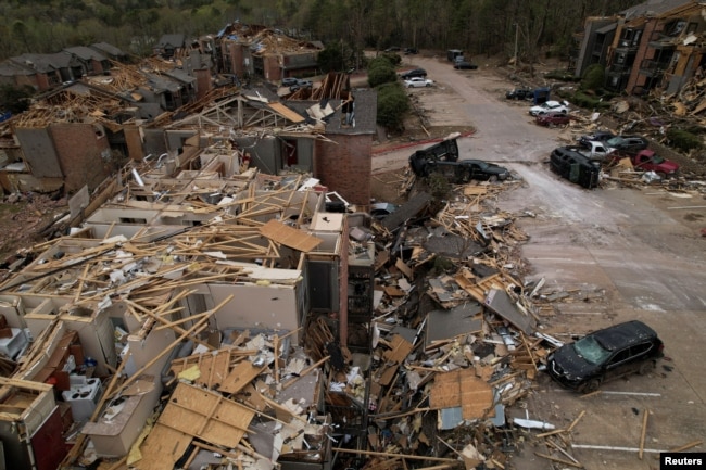 Vista aérea de un complejo de apartamentos destruido por un tornado en Little Rock, Arkansas, el 2 de abril de 2023.