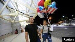 La venezolana Victoriana Loaiza camina fuera del Aeropuerto Internacional de Orlando después de reunirse con su pareja, Jhonny Rosales, después de llegar de la Ciudad de México a Orlando, Florida, el 31 de octubre de 2022. REUTERS/Phelan M. Ebenhack