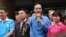 国民党总统候选人朱立伦(右二)(美国之音李逸华拍摄)