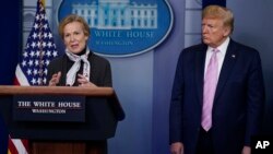 Dr. Deborah Birx, koordinator satgas virus corona Gedung Putih dan Presiden AS Donald Trump (foto: dok). 