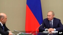 푸틴 러시아 대통령과 미하일 미슈스틴 러시아 신임 총리가 20일 모스크바 외곽 노보 오가료보 별장에서 국가안보회의를 하고 있다. 