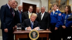  Donald Trump signant sa directive pour renvoyer des astronautes américains sur la Lune, la Maison Blanche, Washington, le 11 décembre 2017.