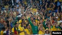 Pesepakbola Brazil merayakan kemenangan mereka di aatas podium, setelah memenangkan Piala Konfederasi melawan Spanyol di stadion Maracana di Rio de Janeiro (30/6).