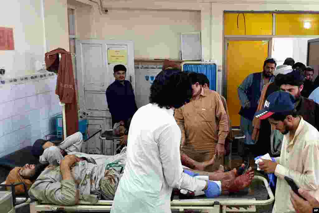 아프가니스탄과 파키스탄 접경에서 아프가니스탄 군과 탈레반의 충돌로 다친 사람들이 파키스탄 차만의 병원에서 치료받고 있다.