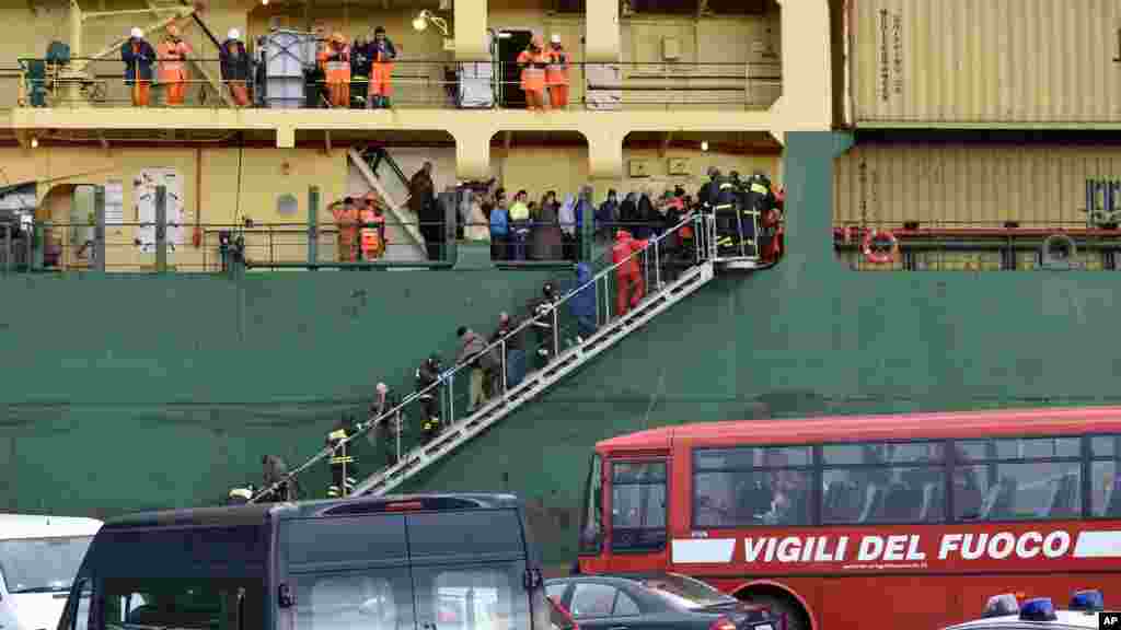 Les passagers et l&#39;équipage du navire Norman Atlantiquebattant pavillon italien, qui a pris feu dans la mer Adriatique, débarquent d&#39;un navire dans le port de Bari, sud de l&#39;Italie, le 29 décembre 2014.