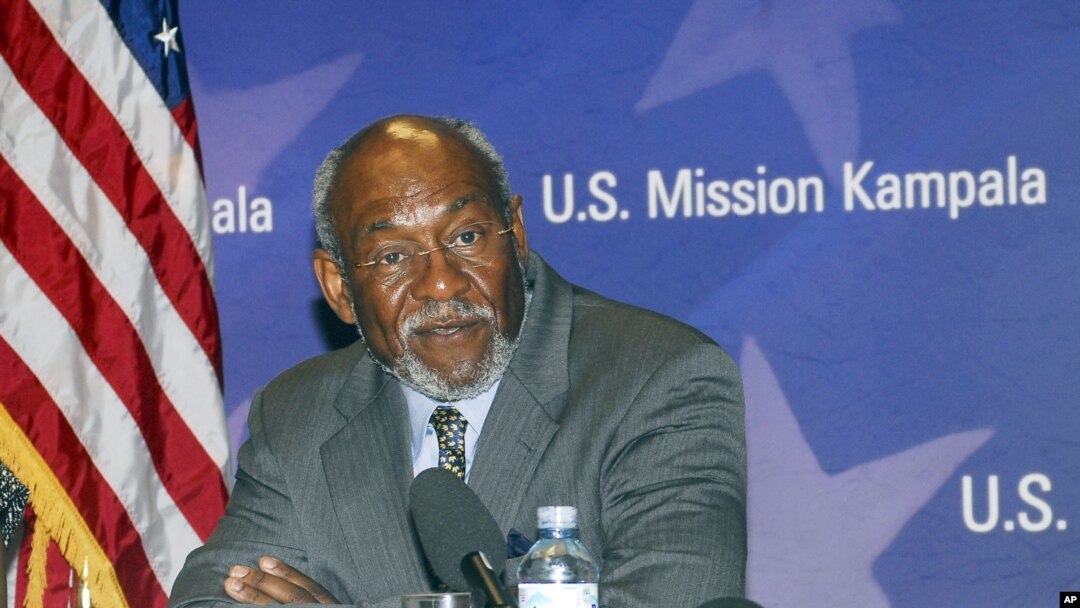 Asisten Menteri Luar Negeri AS urusan Afrika Johnnie Carson mengunjungi Somalia hari Minggu (10/6).