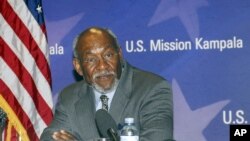 Asisten Menteri Luar Negeri AS urusan Afrika Johnnie Carson mengunjungi Somalia hari Minggu (10/6).