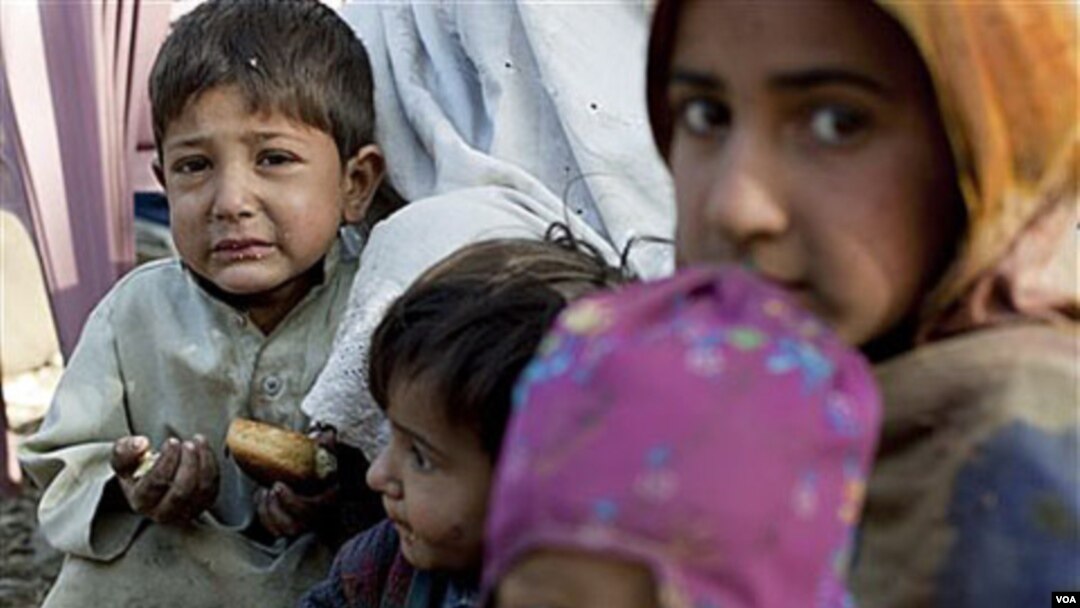 Anak-anak Pakistan di Lembah Swat yang ikut menderita akibat bencana banjir dahsyat di Pakistan.