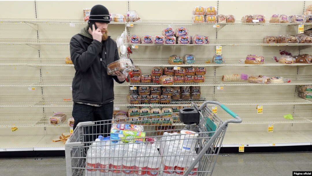 El residente de Anchorage, C.J. Johnson, se aprovisiona de agua y pan en una tienda local, luego de un terremoto de magnitud 7.0, el viernes 30 de noviembre de 2018. 