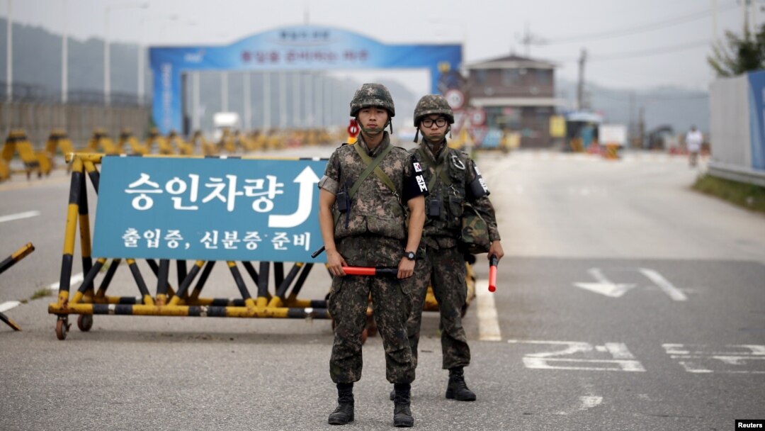 Tentara Korea Selatan menjaga pos pemeriksaan di jembatan gerbang masuk desa Panmunjom, sebelah selatan Zona Demiliterisasi yang memisahkan Korea Utara dan Selatan, di Paju, Korea Selatan (21/8).