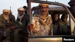 Des soldats maliens sous le commandement du colonel El Hadj Ag Gamou avant de partir en patrouille à Gao, le 3 mars 2013.