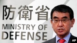 El ministro de Defensa de Japón, Taro Kono, habla en conferencia de prensa en el Ministerio en Tokio. El viernes 10 de enero de 2020. 