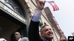 El comisionado de policía de la policía de Nueva York, Edward Caban, sostiene una bandera puertorriqueña frente al distrito 40 del Departamento de Policía de la ciudad de Nueva York el 17 de julio de 2023, en Nueva York, EEUU.