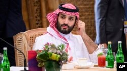 ແຟ້ມພາບ - ອົງ​ມົງ​ກຸດຣາ​ຊະ​ກຸມ​ມານ ໂມ​ຮຳ​ເມັດ ບິນ ຊາ​ລ​ມານ (Saudi Crown Mohammed bin Salman) ຂອງ​ຊາ​ອຸ​ດີ ອາ​ຣາ​ເບຍ ເຂົ້າປະທັບປະຈຳບ່ອນນັ່ງຂອງພະອົງ ກ່ອນອາຫານທ່ຽງກອງປະຊຸມສຸດຍອດ G20 ວັນທີ 15 ພະຈິກ 2022 ຢູ່ ບາລີ ຂອງປະເທດອິນໂດເນເຊຍ