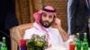 Putra Mahkota Mohammed bin Salman dari Arab Saudi duduk sebelum jamuan makan siang di KTT G20, 15 November 2022, di Nusa Dua, Bali. (Foto: melalui AP)