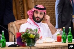 Putra Mahkota Mohammed bin Salman dari Arab Saudi duduk di depan jamuan makan siang di KTT G20, 15 November 2022. (Foto: via AP)