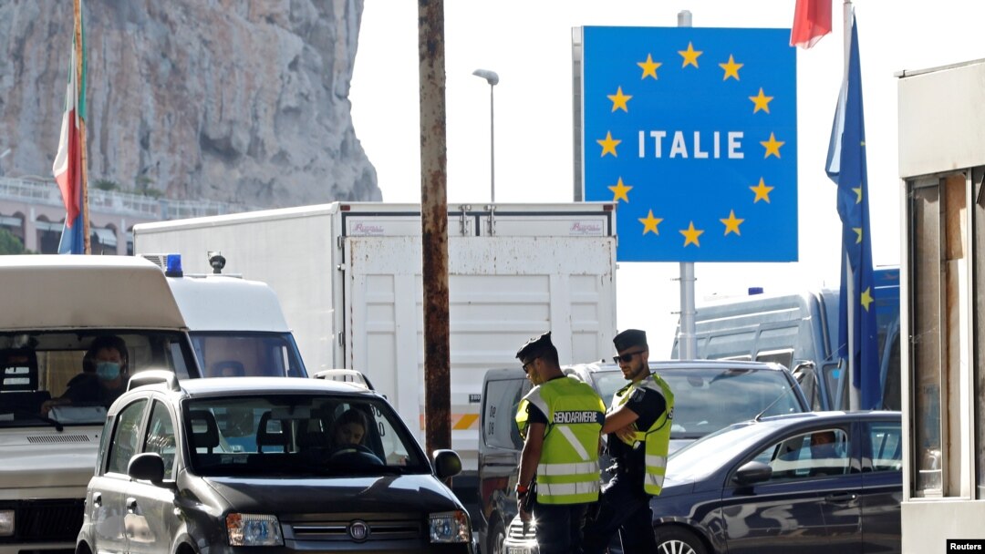 Polisi Perancis memeriksa pengemudi mobil di pos pemeriksaan perbatasan Saint-Ludovic di perbatasan Perancis-Italia, di Menton, Perancis, 15 Juni 2020. (REUTERS/Eric Gaillard). Negara-negara Eropa kembali memperketat aturan perjalanan di tengah merebaknya varian Delta.