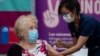 Una mujer chilena recibe una dosis de la vacuna china Sinovac en Santiago de Chile, el 3 de febrero pasado de 2021.