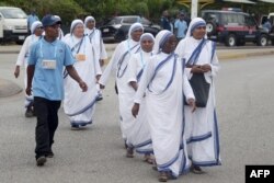 Las monjas caminan hacia la entrada principal del aeropuerto internacional de Port Moresby, Papúa Nueva Guinea, el 6 de septiembre de 2024, antes de la llegada del papa Francisco.