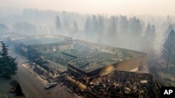 Sisa-sisa Old Town Plaza di Paradise, California yang terbakar, 15 November 2018, terlihat masih diselimuti asap pasca kebakaran yang melanda kawasan tersebut. 